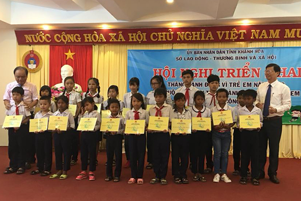 Khatoco tặng học bổng và quà cho các em có hoàn cảnh khó khăn tại Hội nghị “Tháng hành động vì trẻ em” tỉnh Khánh Hoà năm 2018